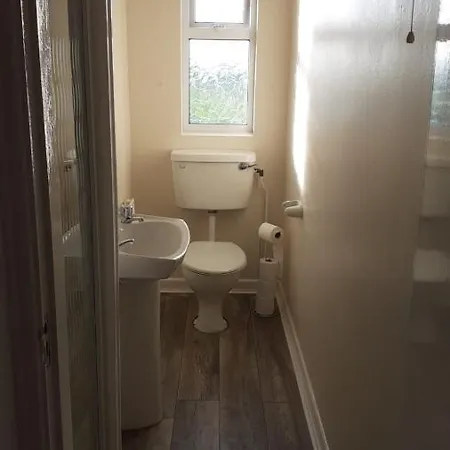 Lough Gill Lodge Rm 3 - Small Twin - 1 Double 1 Single Bed *